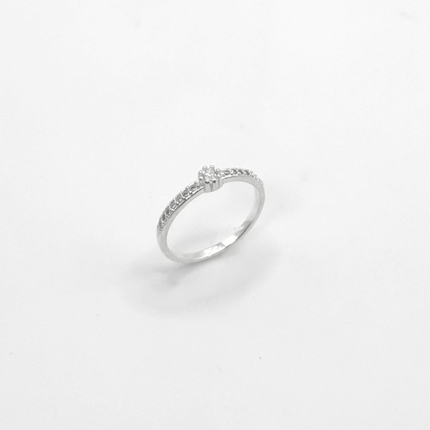 Anel Solitário Cravejado Annavi