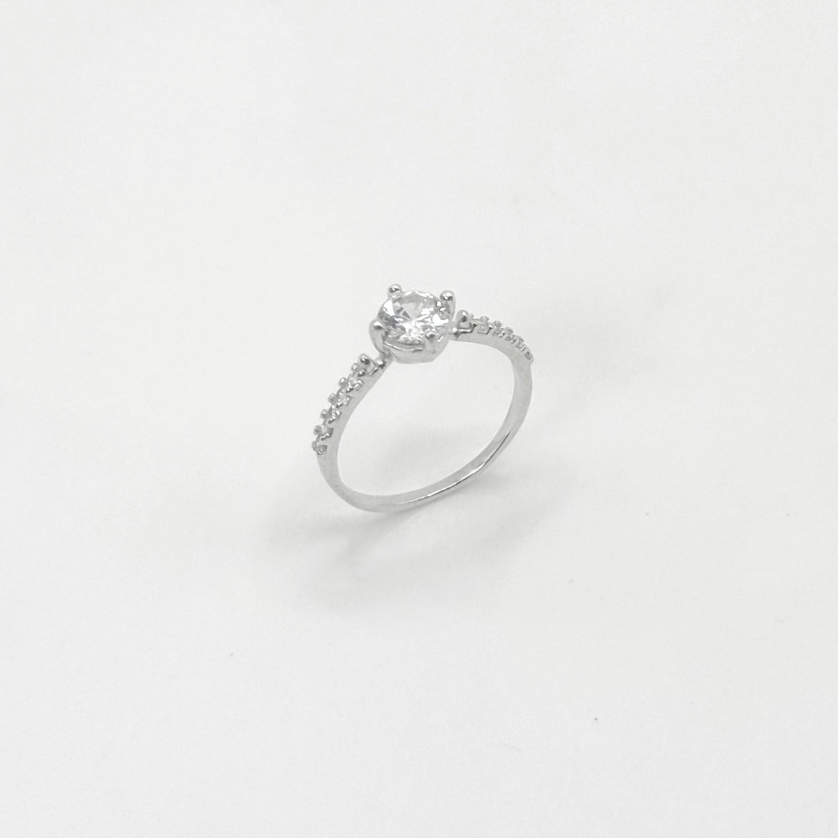 Anel Solitário Meia Aliança Cravejado Annavi