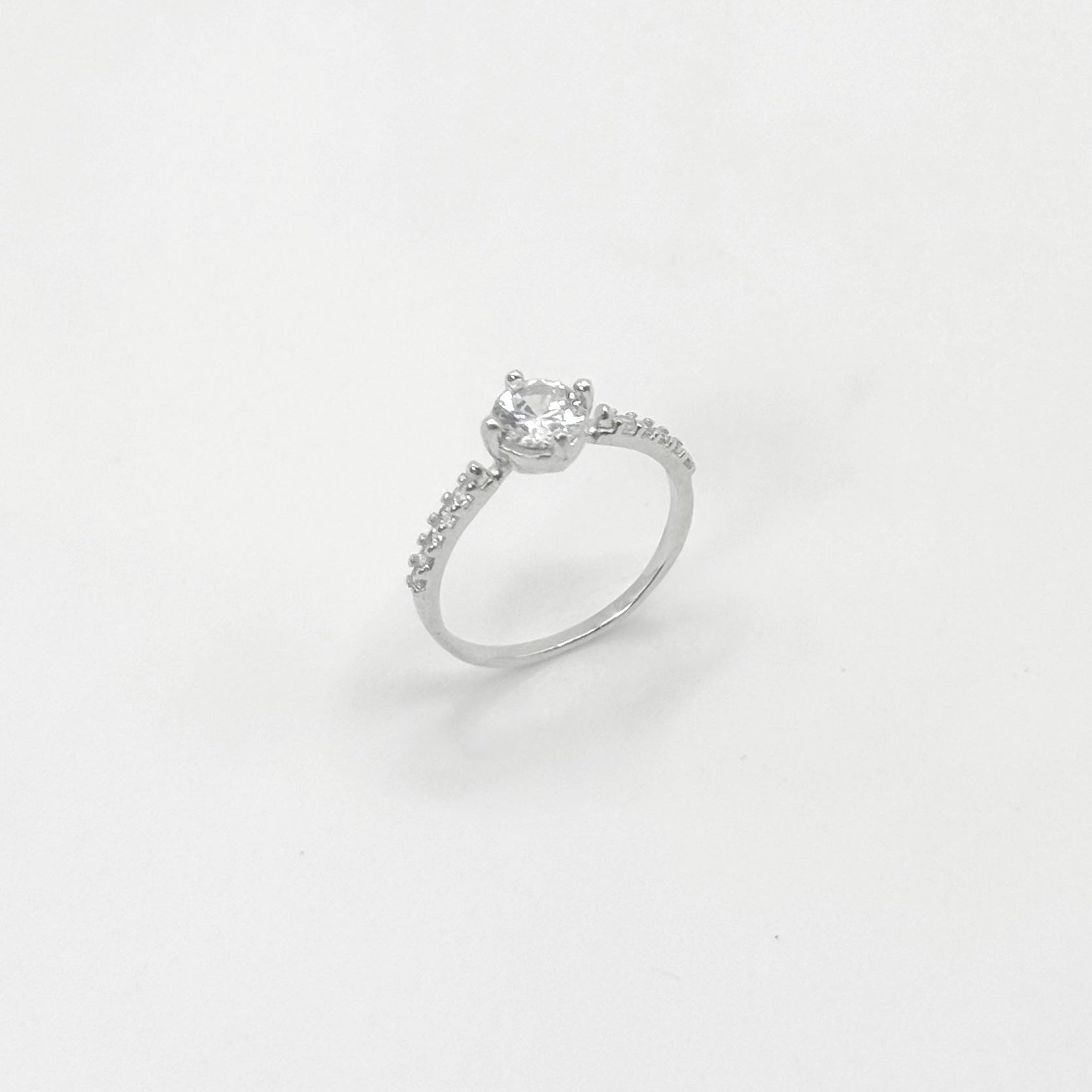 Anel Solitário Meia Aliança Cravejado Annavi