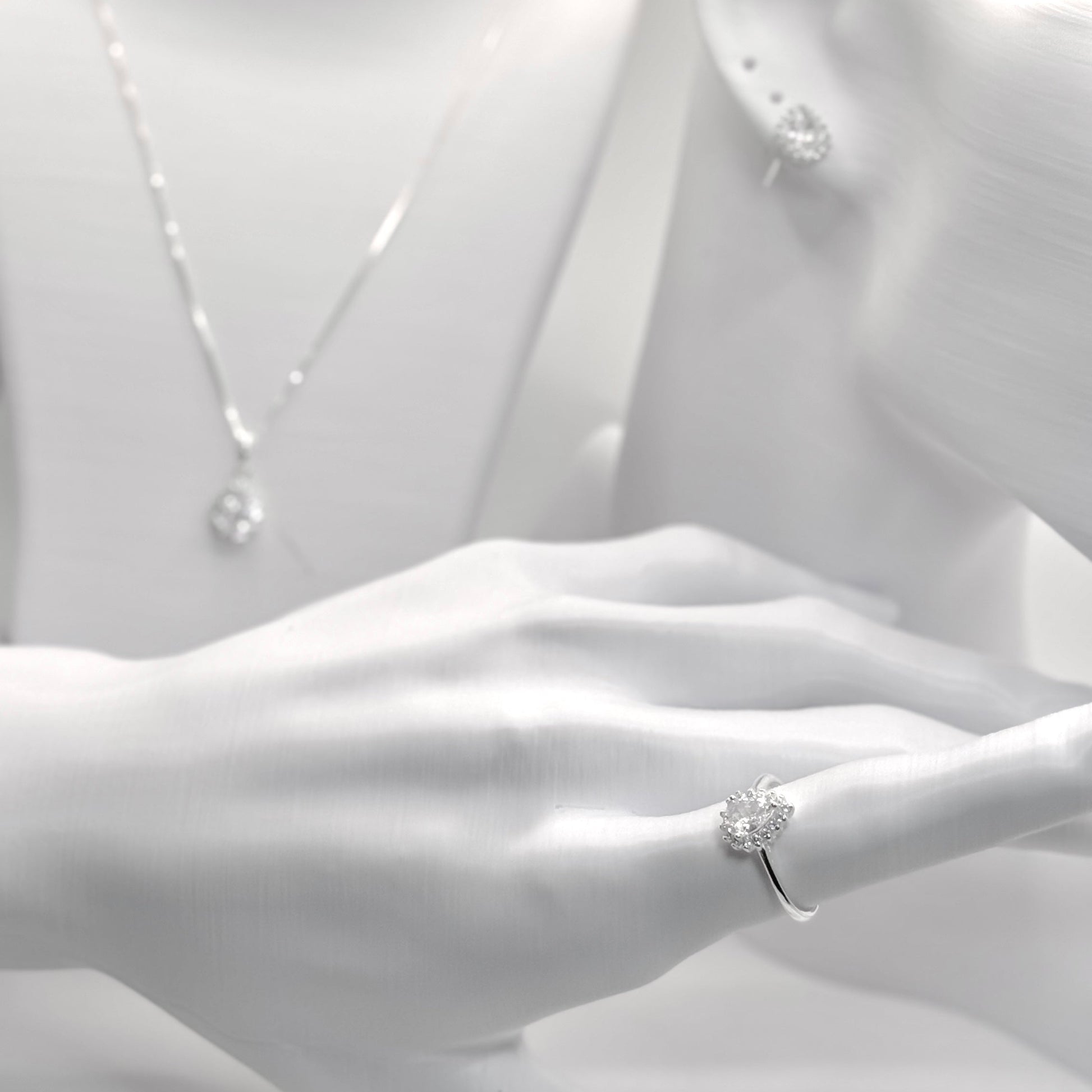 Anel Solitário Gota Cravejado Annavi