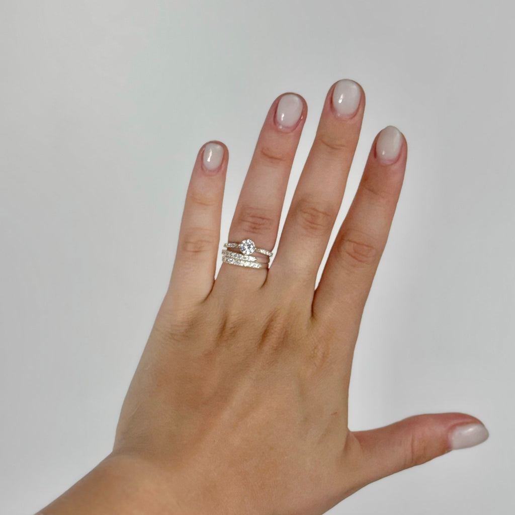 Anel Solitário Meia Aliança Cravejado Annavi